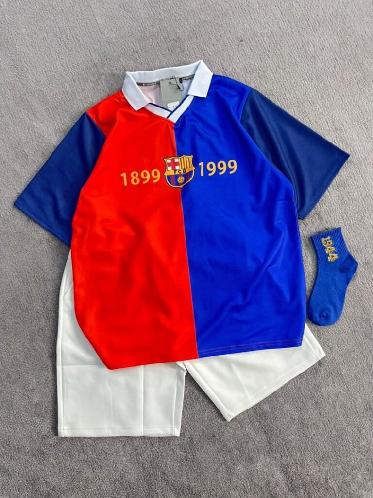 طقم رياضي مميز بتصميم جريء وألوان جذابة مستوحاة من ألوان نادي برشلونة