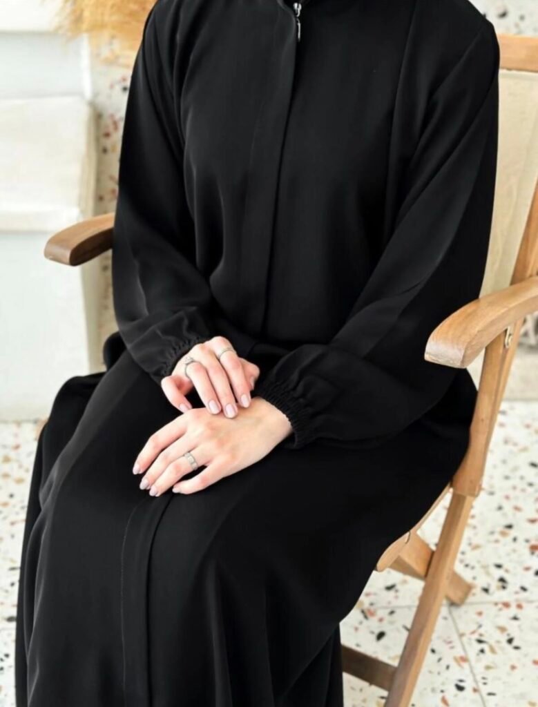 عباية عملية بسحاب وجيوب مخفية من تصاميم رائع وانيق