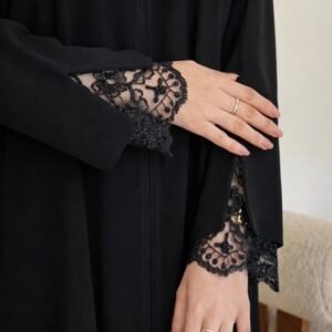 عباية ريماس قماش كريب ملكي طايح – عباية سوداء بقصة نصف كلوش بأكمام دانتيل أنيقة