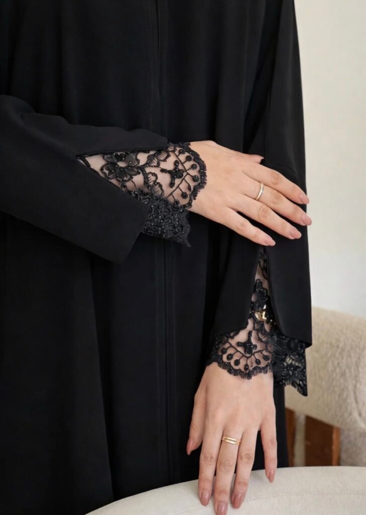عباية ريماس قماش كريب ملكي طايح – عباية سوداء بقصة نصف كلوش بأكمام دانتيل أنيقة